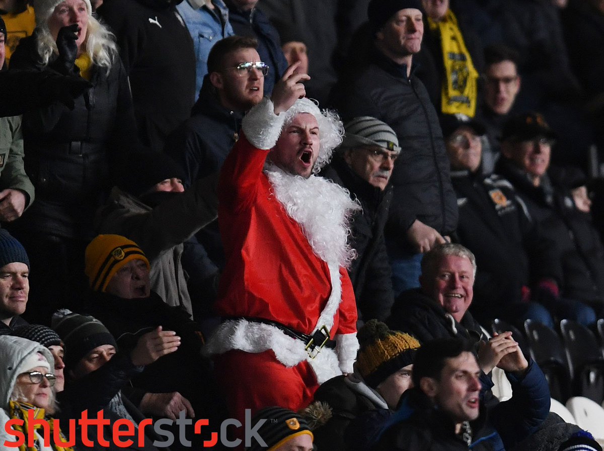 AnnaGowthorpe's tweet photo. Wrong end for the best pics today but I hope Hull City's #AngrySanta went home a little happier as @HullCity beat @SwansOfficial 3-2 #HullCity #Swansea #Championship #Santa #hohoho #Christmas https://t.co/bFkDgE67rV