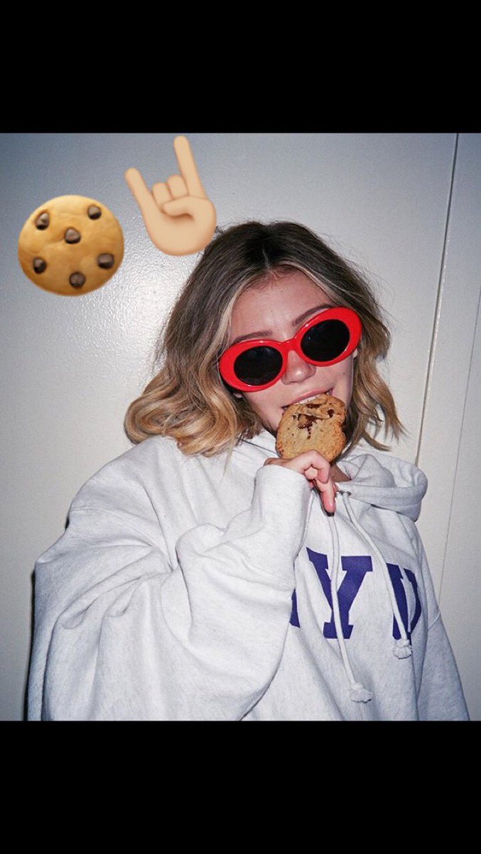 BOWtiful_G's tweet photo. HAPPY 20th BIRTHDAY🎁🎉🎊, to this cute literal and actual queen😍, i love you💕 and i’m a  massive fan of you😘 @G_Hannelius https://t.co/Pb1ppAX3KG
