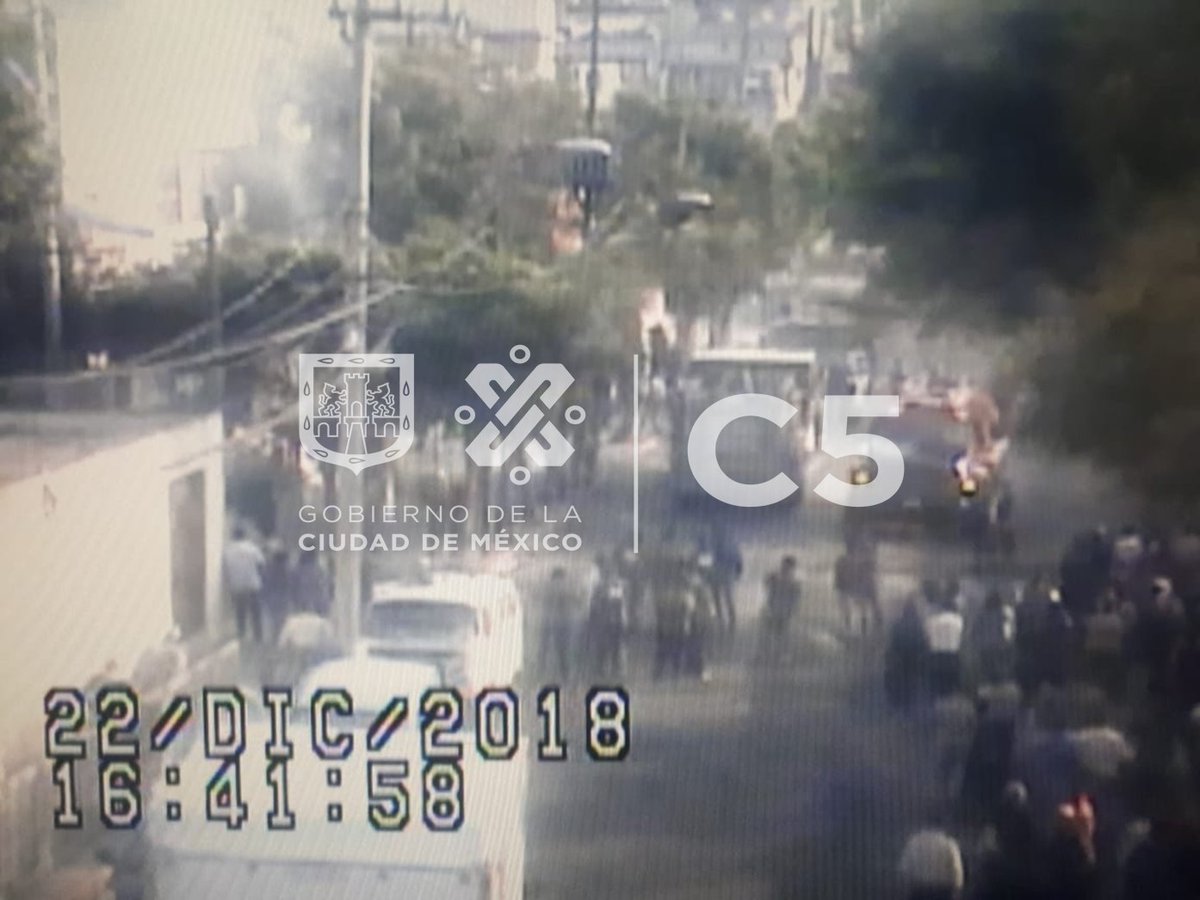 C5_CDMX's tweet photo. ⚠️🚓🚒Servicios de emergencia trabajan por incendio en establecimiento sobre Av. Acueducto y Cartagena, Col. San Pedro Zacatenco, GAM. #C5 https://t.co/sexY5wCvLd