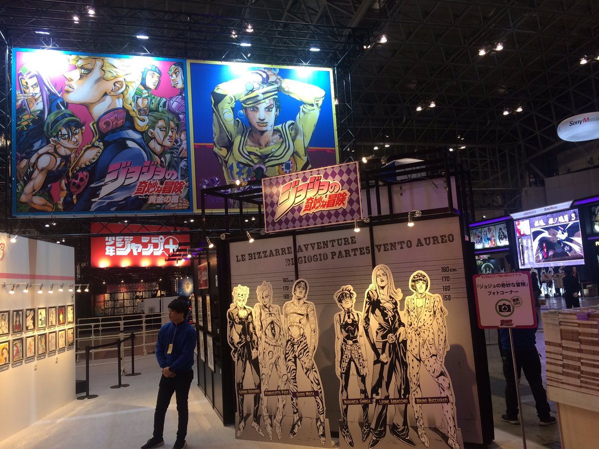 ジョジョの奇妙な冒険 公式 ジャンフェス19会場内のヤングジャンプ ウルトラジャンプブースには 連載作家陣の直筆サイン色紙が展示中ッ ブチャラティチームと記念撮影できるフォトスポットもあります 第5部 第8部の1話目を収録した試し読み冊子も ジョジョの奇妙な冒険 公式 ジャンフェス19会場内のヤングジャンプ ウルトラジャンプブースには 連載作家陣の直筆サイン色紙が展示中ッ ブチャラティチームと記念撮影できるフォトスポットもあります 第5部 第8部の1話目を収録した試し読み冊子も