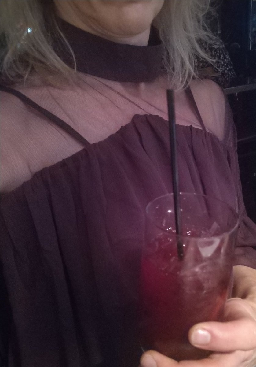 VLYBALGIRL's tweet image. Ladies when in doubt just drinking what blends in. #nostain #blackberry #caipirinha