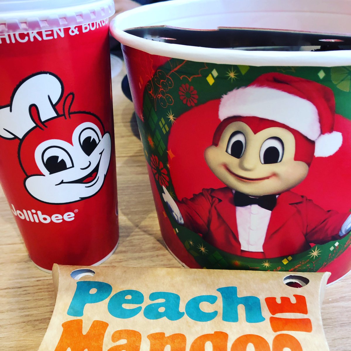 LalaMacaraeg's tweet photo. Jolly Christmas everyone! #Christmas2018 #JollibeeChristmas #roadto25th https://t.co/QNjrsLFuMy