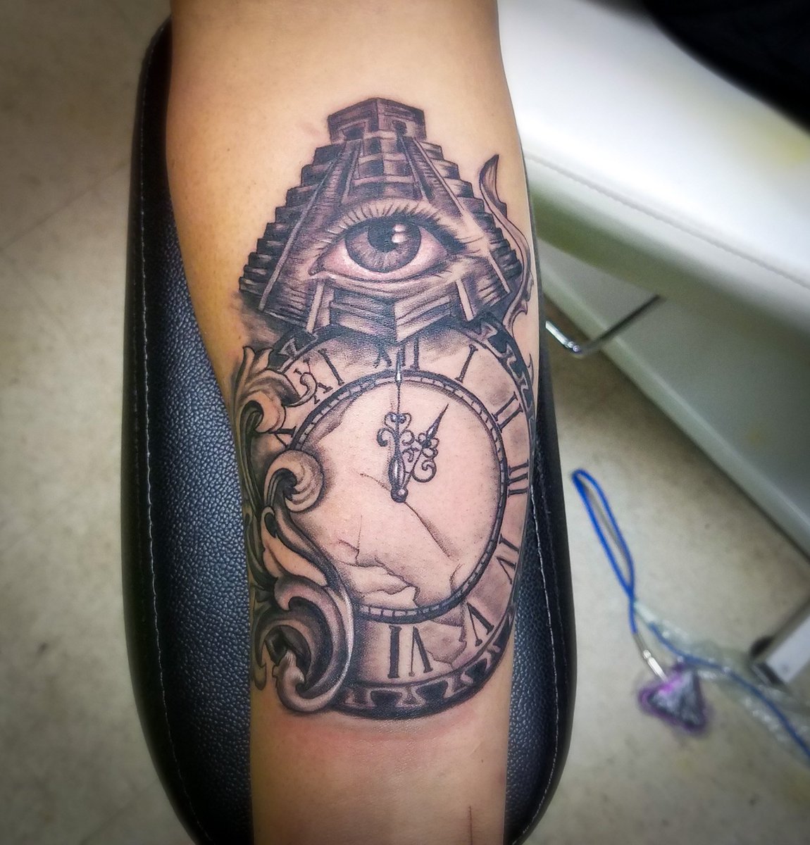 61 Stunning Clock Shoulder Tattoos