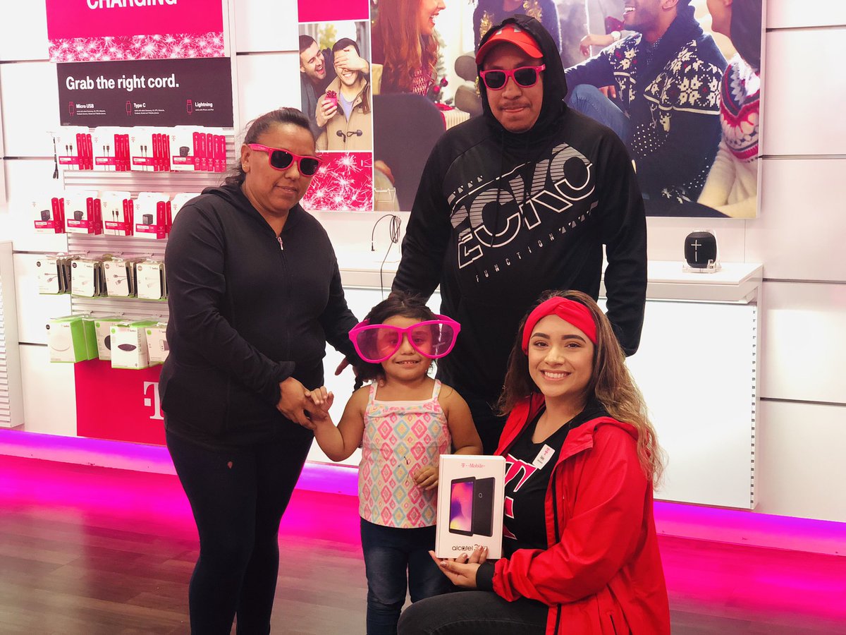 Daisy Maldonado (@daisyedub) on Twitter photo Couple highlights from today π
I love seeing people give for the holidays, it brings so much happiness π€§
#CustomerObsessed #TMobile #AreYouWithUS #AreYouJoyUs
<a href="/EDUB_OSCAR/">O</a> @LouieLara18 @EDUB_Kish <a href="/MGonzal186/">Mario Gonzalez</a> <a href="/JohnLegere/">John Legere</a> Couple highlights from today π
I love seeing people give for the holidays, it brings so much happiness π€§
#CustomerObsessed #TMobile #AreYouWithUS #AreYouJoyUs
<a href="/EDUB_OSCAR/">O</a> @LouieLara18 @EDUB_Kish <a href="/MGonzal186/">Mario Gonzalez</a> <a href="/JohnLegere/">John Legere</a>