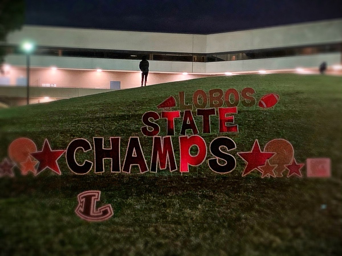 LongviewLobos's tweet photo. The view that greeted the state champion Longview Lobos as they arrived back at the Lobo Den tonight. #longviewlobos #longviewproud #lobonation #txhsfb https://t.co/G4MHSIMRl7