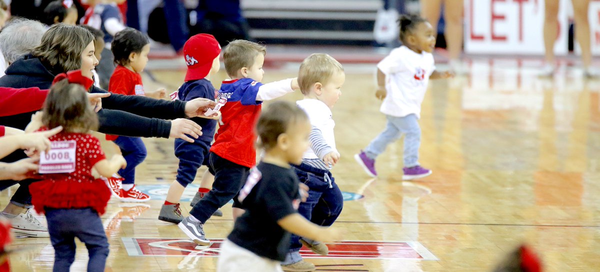 JacksonMoore247's tweet photo. The halftime toddler race at the Save Mart Center! https://t.co/k45Pop738u