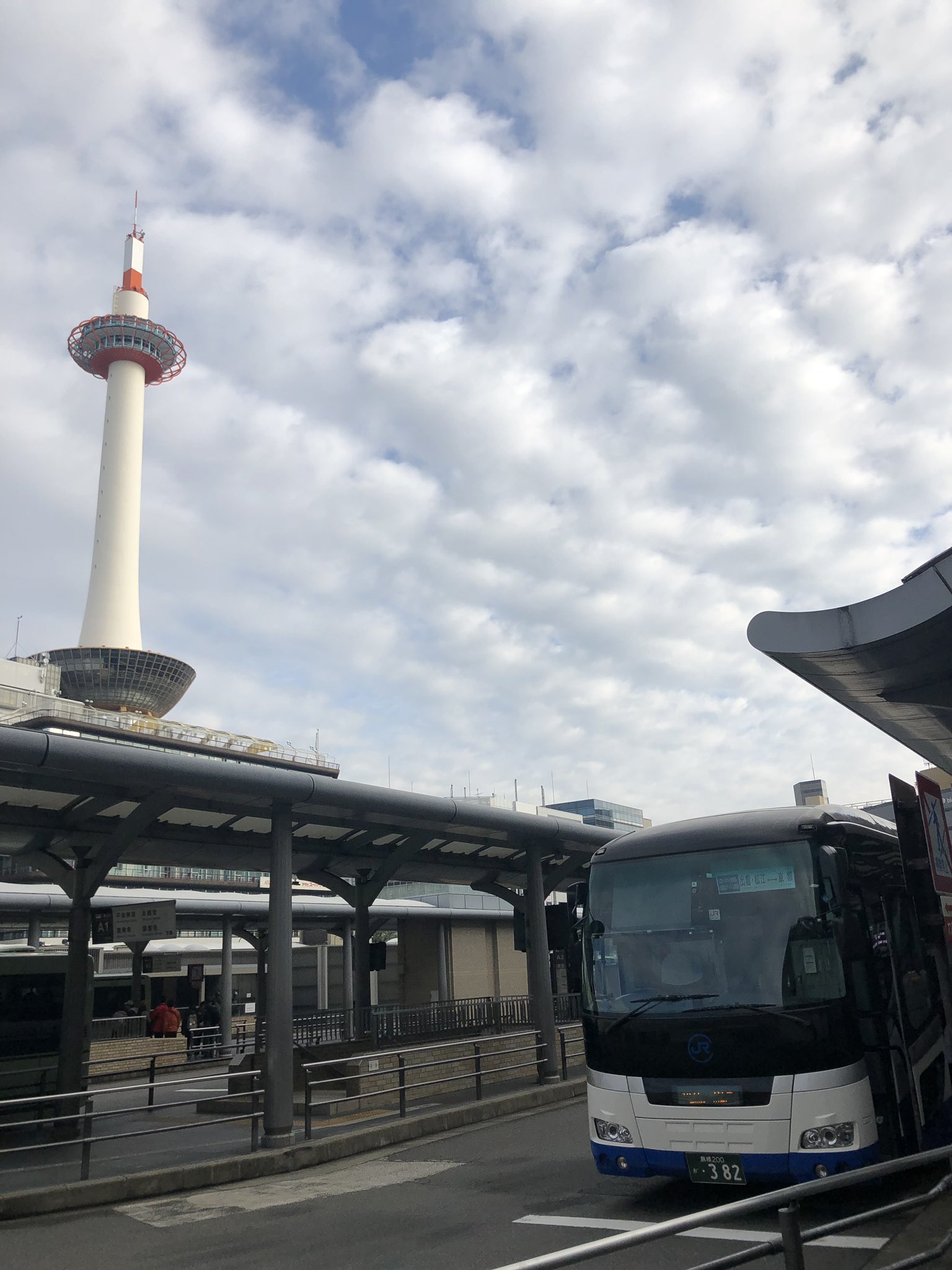 鉄なクマさん Twitter पर 18 12 23 日 高速バス 出雲エクスプレス京都1号 京都駅烏丸口10 00発 出雲市駅行 15 50着 加西sa発車後 日本交通の米子行 鳥取行 高速バスが抜いて行きました 大阪 神戸 鳥取 倉吉 米子を結ぶ日本交通の高速バスをよく見かけます