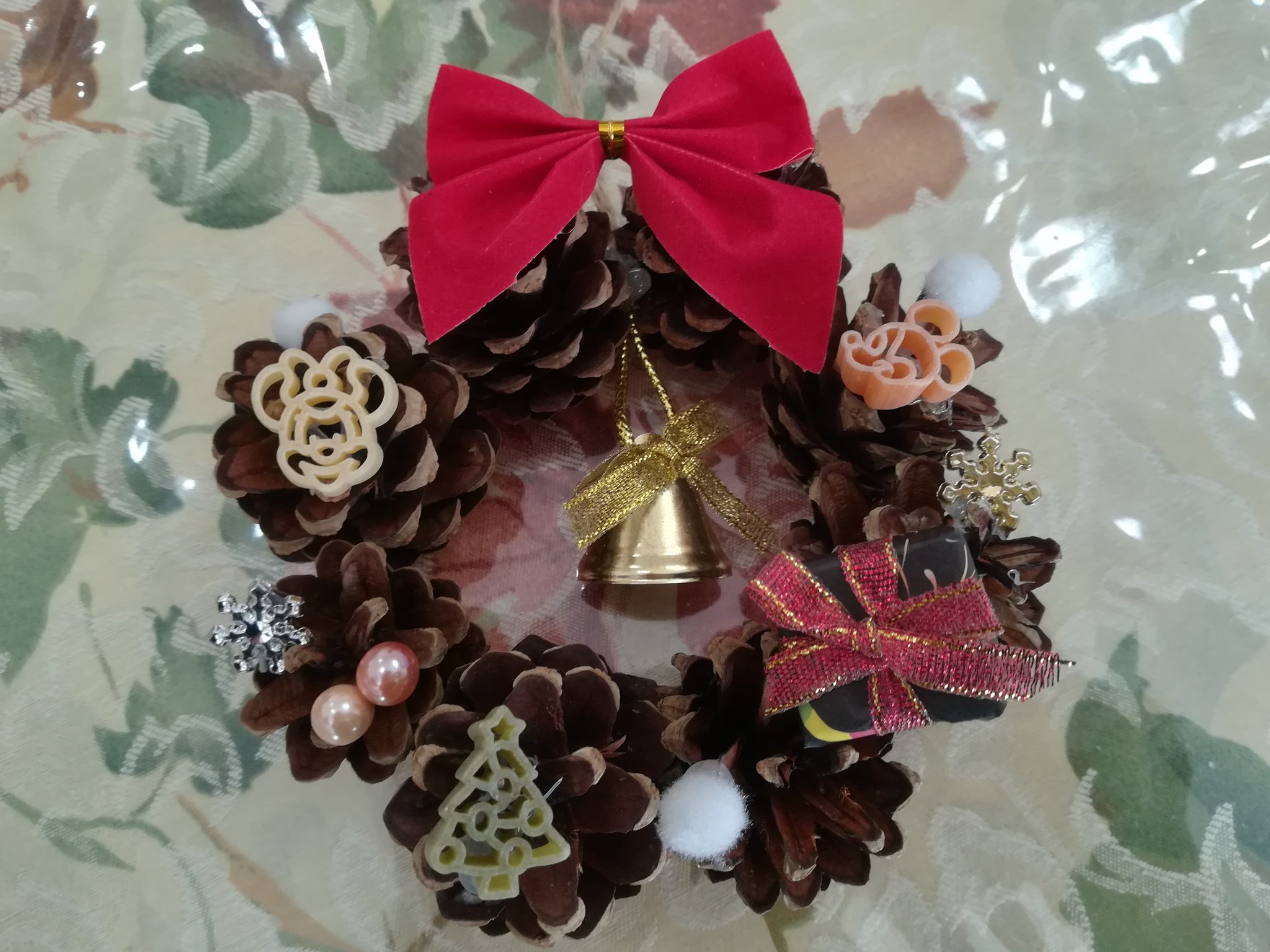 リラッママ 今年の学童保育のクリスマス工作は リースを作りました 私も作りました 100円均一の松ぼっくりリースに飾り付けをしました ディズニーのマカロニがかわいい T Co Njmyecsvqa Twitter