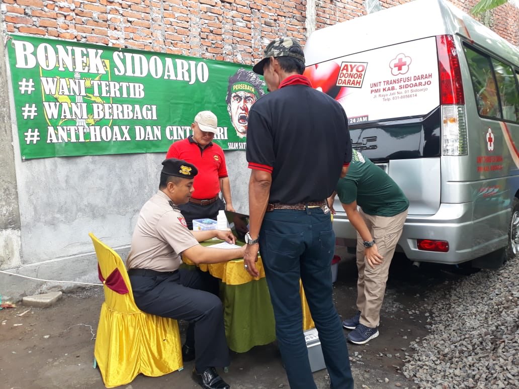 HoofdbureauID's tweet photo. #Delfy dan Bonek se-Sidoarjo sekitarnya melaksanakan Bhakti Sosial di akhir tahun 2018.
Sebagai bentuk Dharma Bhakti kepada Ibu Pertiwi dan NKRI tercinta ini https://t.co/18rLAmAxQe