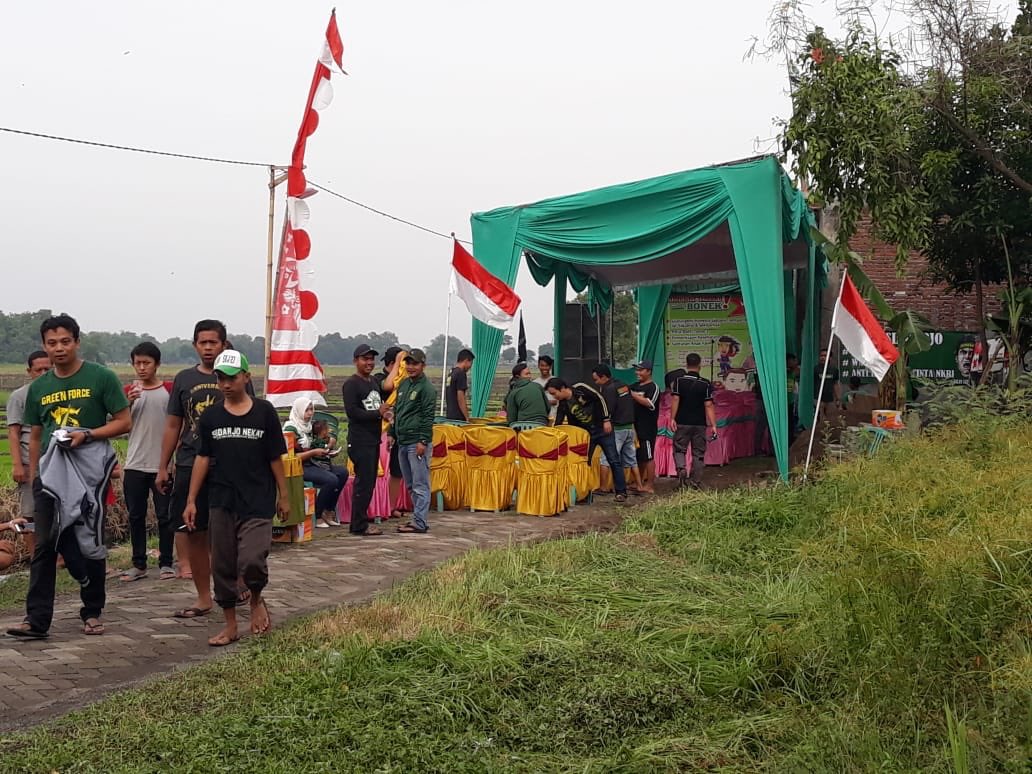 HoofdbureauID's tweet photo. #Delfy dan Bonek se-Sidoarjo sekitarnya melaksanakan Bhakti Sosial di akhir tahun 2018.
Sebagai bentuk Dharma Bhakti kepada Ibu Pertiwi dan NKRI tercinta ini https://t.co/18rLAmAxQe
