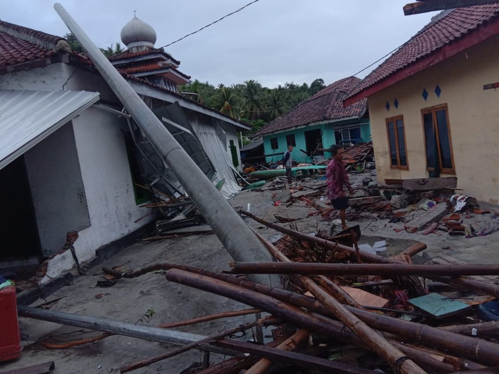 Filkop7's tweet photo. @infoBMKG Ini di lampung min, pulau legundi. Semalam waktu mimin blg tetap tenang. Pagi2 liat tumah pada roboh begini. Tenangnya gmn min? https://t.co/82x0yX96Mh