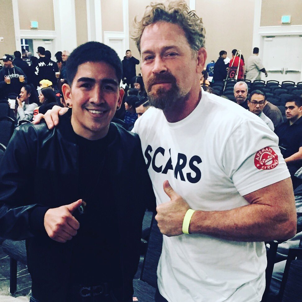 maxmartinila's tweet photo. Fight night with world champ Leo Santa Cruz @leosantacruz2 #worldchampion #boxing #knockouts #mybiceps #justsaying #maxmartini #fights https://t.co/sfDBvY1KTr