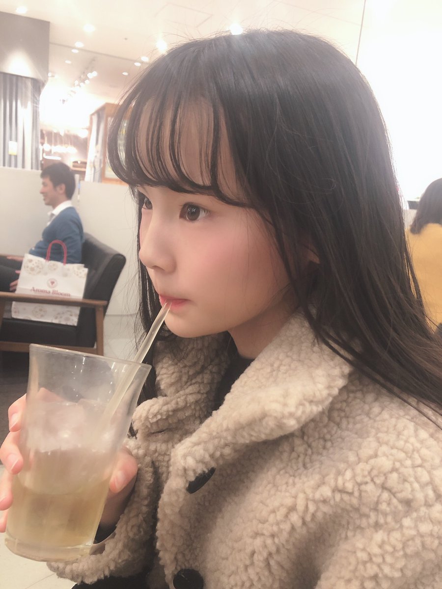 rikako_0331's tweet photo. りんごジュースを飲む妹が天使すぎたので載せときますスーパー小学生 https://t.co/RFxunNcPlz