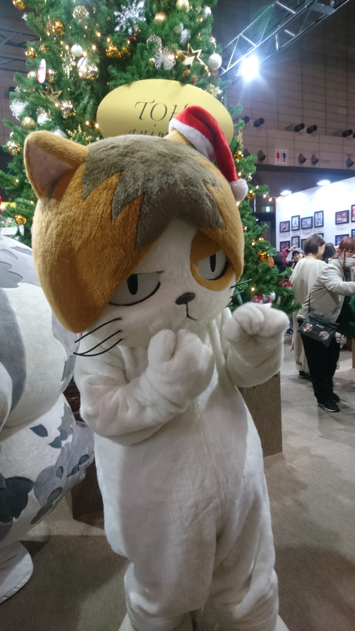 Nagi 喧し豚 前まで着ぐるみ恐怖症で ディズニーとかでキャラが近づいてくると泣いてたんだけど 克服したのが4年前 くらいのジャンフェスで研磨ネコに会えたおかげなんです T Co Ta4ccedupp Twitter