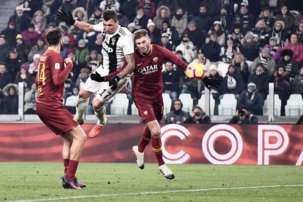 Decide ancora una volta Super @MarioMandzukic9 sempre in gol contro le "big"😍
16 vittorie su 17.
49 punti su 51.
CAMPIONI D'INVERNO con due turni d'anticipo! ✨🔝
Una squadra mostruosa!
Grazie ragazzi 🙏🏻😘
Buon Natale che tra poco si riparte! 🎄💪🏻
#JuveRoma #FinoAllaFine ⚪️⚫️❤