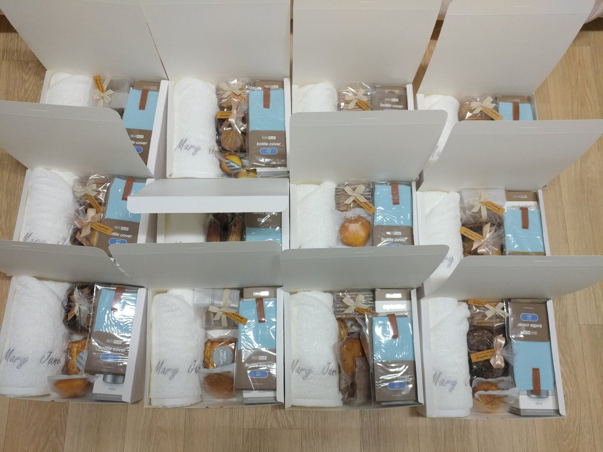 MJsupportgye's tweet photo. 서폿물품 후기입니다!
먼저 답례품으로 꾸며서 들어간 선물입니다
매리제인 자수 수건, 수제쿠키, 각인 텀블러(+보온주머니) 로 구성되어있습니다
답례품으로 12개 들어갔습니다
*작가님께 전달되지 않았다는 소식을 봤습니다만 허보페때 아코를 통해서 재전달예정입니다! https://t.co/AzlLSzcwQs