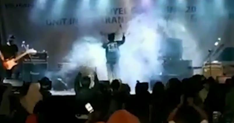 7NewsAdelaide's tweet photo. @ScottMorrisonMP **WARNING - Distressing Content** A video showing the moment the Sunda Strait tsunami crashes into the concert of Indonesian pop band seventeen has gone viral. Some members of the band are reportedly still missing. Watch: https://t.co/j21c7O6Hnf #7News https://t.co/9ndS5IGNTe