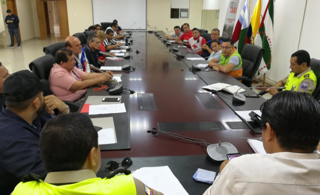 ViviendaEc's tweet photo. [COMUNICADO ESPECIAL] #MIDUVI desplaza equipo técnico para evaluar viviendas afectadas por oleaje. ►https://t.co/oEZHz1Ys8U https://t.co/bdthGYiSKC