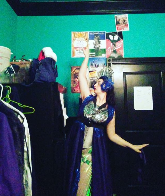 Just hanging around accidentally coordinating with my backstage!
#preshow #seabq #seattle #georgetown #performer #selfie #costume #randomlygraceful #itsalie #secretlyaklutz #notsosecret #shush bit.ly/2BDzju1