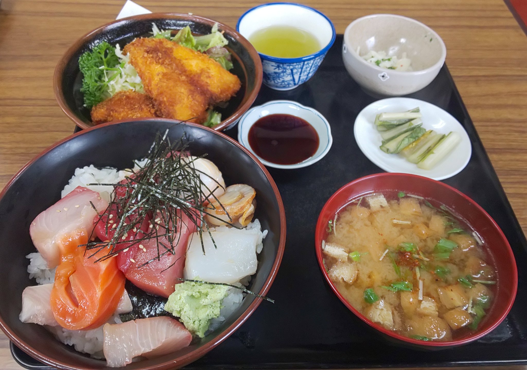 Kote Koteko 三洛 ぶっかけ海鮮丼850円 今日のネタは6種類 おかずも充実しているのでご飯が足りなくなりました笑 クリスマス前だからか 今日はかなり空いています T Co Wo4saxlr4j Twitter