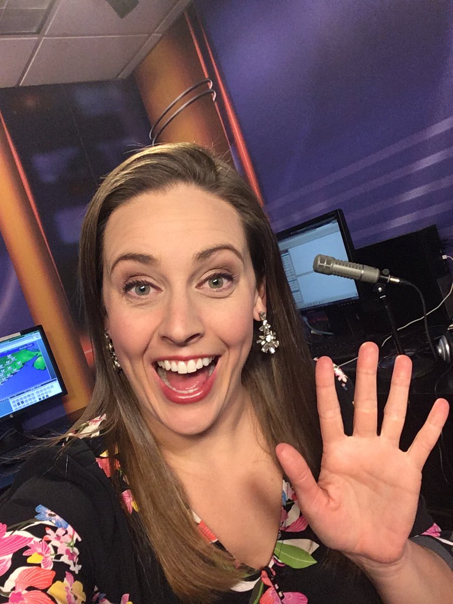 MeteoroloJess's tweet image. Hiiiiiiii! Come hang with @ChrisCostaTV and me (I? 😬) at 11!! #badatwords #goodatmath #sciencetoo #decentatweather 🤷🏼‍♀️🤣😂
