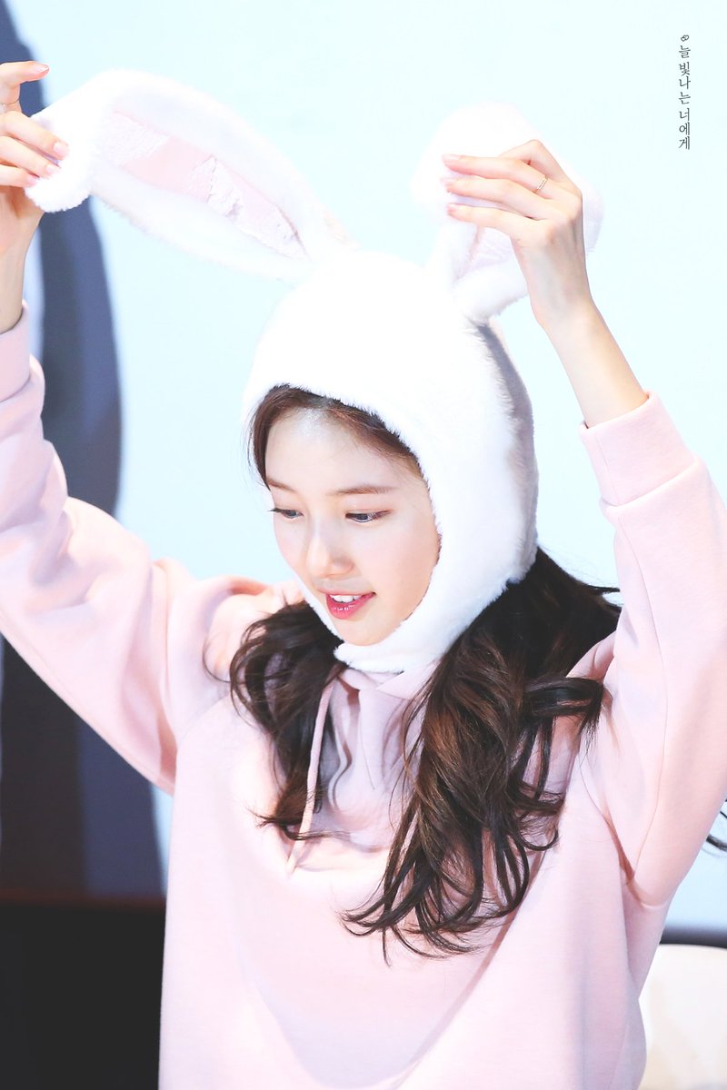 Always_941010's tweet photo. 181222 K2 팬사인회 #수지 #배수지 #SUZY
귀가 생겼다 뿅🐰

🐰 https://t.co/ZWED1X8Tfj
🐰 https://t.co/vicLT0nMjj https://t.co/Z4jWLNfOpH