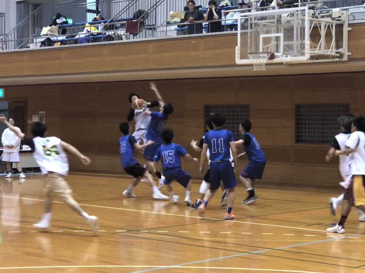 AKBF2019's tweet photo. 順位決定戦
【第4試合結果】
▼Aコート
FREEMEN(熊大)37-36大石ブラザーズ(帝京大)
▼Bコート女子
FREEMEN(熊大)51-24team JUN☆彡
#AKCC #BF2018winter
劇的な男子準決勝のワンシーン!画質悪いのが悔やまれる。
女子はFREEMEN#20#12のコンビで34得点と大爆発! https://t.co/K79zbUIYrc