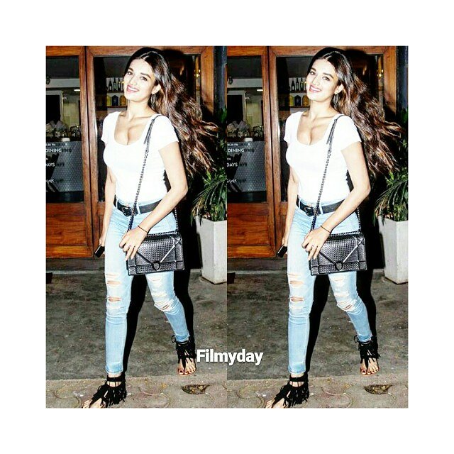 iTeamNidhhi's tweet photo. @nidhhiagerwal looked smoking hot in a white tee and ripped blue denims. The actress was clicked in Bandra, Mumbai. 🤩
Follow  @iTeamNidhhi
.

#filmyday #nidhhiagerwal  #bollywood #bollywoodactress  #bollywoodfashion #bollywoodstylefile  #bollywoodstyle #actress https://t.co/zUcNFlwitP