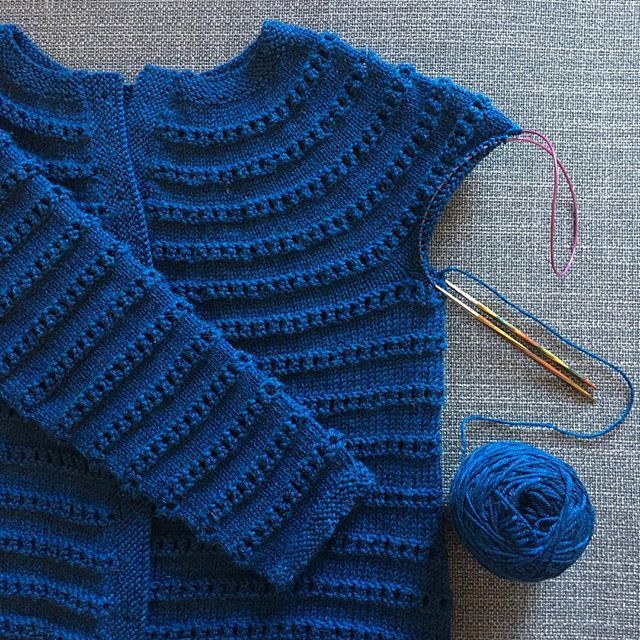 thewoollybrew's tweet image. Look... the second sleeve is (finally) on the needle!.
.
.
.
#thewoollybrew #linedried #suestratford #socksyeah #socksyeahdk #knittingatchristmas