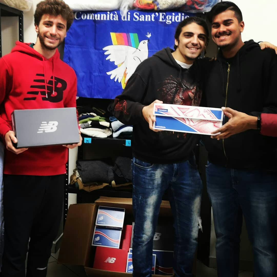 andrearomani99's tweet photo. Basta poco per render la vita di qualcuno meno dura. Io e il #teamNB siamo uniti nella lotta contro la povertà.Partecipa anche tu postando una foto mentre doni 1 paio di scarpe con l' hastag #NBgivesback .Per ogni post con questo tag,NB donerà 5$ a Soles4Souls .@newbalanceItaly https://t.co/BOw16Zg67J