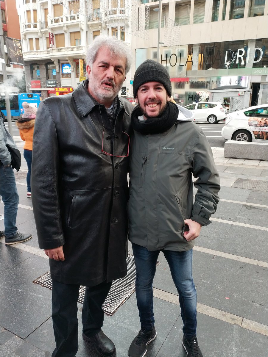 Adm1nfergal's tweet photo. Con un alumno de #marketingdigital de la #ubu del curso superior de estudios inmobiliarios donde tengo el honor de ser profesor de la asignatura. Gracias @CAFMadrid por darme la oportunidad. Hoy viendo Mary Poppins con los #AFColegiados https://t.co/dqgYjTLMvB