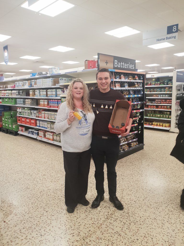 Ben and Charlotte handing out fresh orange juice in Amersham for our early browsing customers whilst they wait. 🍊🍊🎅🎅 <a href="/Clairetesco45/">Claire Chandler</a>