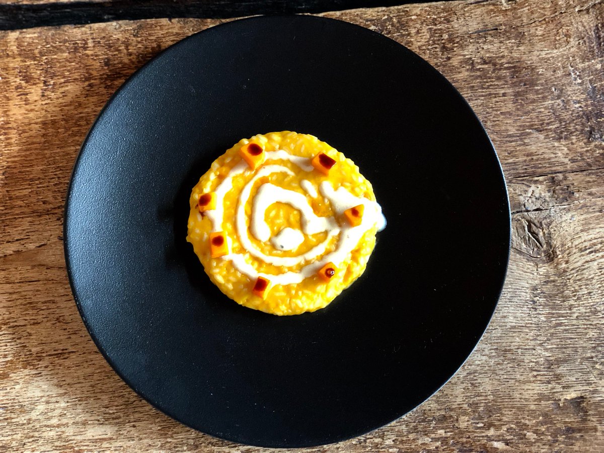 - 2 a Natale 🎄🎅
E' il riso dell' Azienda Agricola SALERA quello scelto da <a href="/Gianni_Tarabini/">Gianni Tarabini</a> chef del ristorante La Preséf de <a href="/LaFiorida/">La Fiorida</a> per il suo piatto natalizio. Un riso mantecato all’erborinato con tocchetti di zucca.