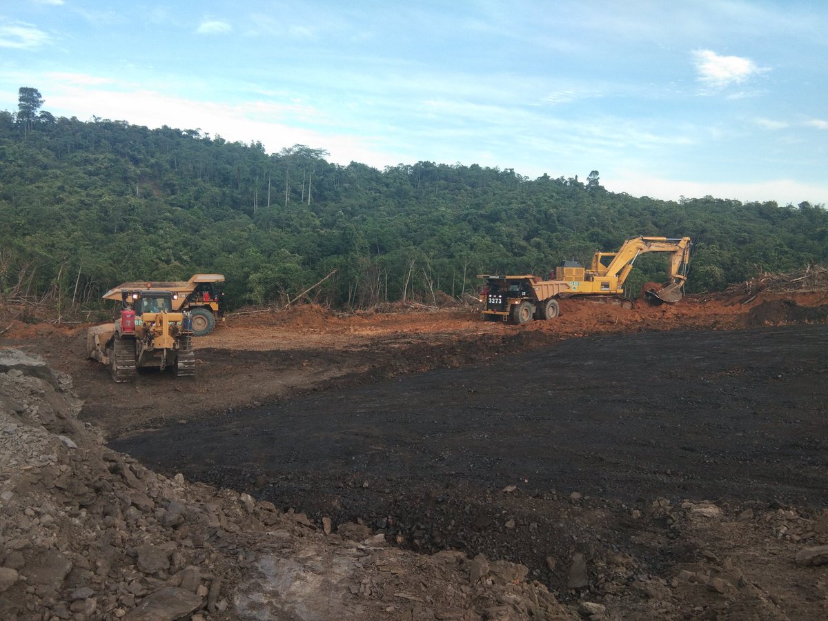 sican_can's tweet photo. Nasib jadi kuli tambang,  gak ada istilah tanggal merah,  semuanya hitam. #tambang #Batubara #tambangbatubara #mining #coal #coalmining #miningcoal #komatsu #caterpillar #digging #loading #hauling #borneo #excavator #bulldozer https://t.co/AT9GdeP6F9