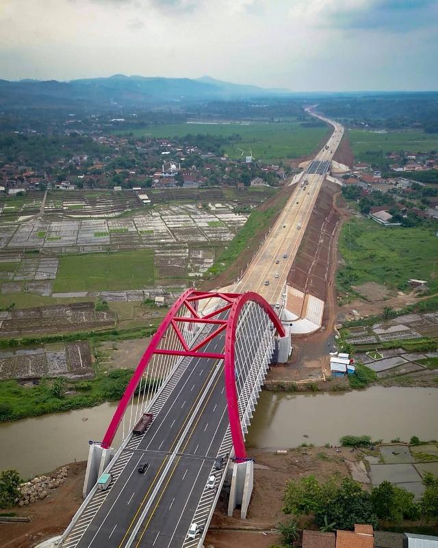 wisatasemarang's tweet photo. Akhirnya jalan Tol Trans Jawa yang ditunggu-tunggu telah diresmikan ya. Jadi lebih mudah mau jalan-jalan. Tentu diharapkan akan semakin banyak wisatawan yang mengunjungi Semarang.
.
Lokasi: Jembatan Kalikuto, Tol #Batang - #Semarang
Foto IG: kurniawan_dony
.
#wisatasemarang https://t.co/8n38uTq7d9