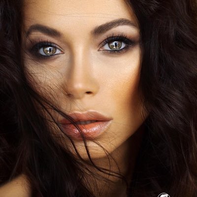 Yalangoch qizlarning yaqindan olingan surati