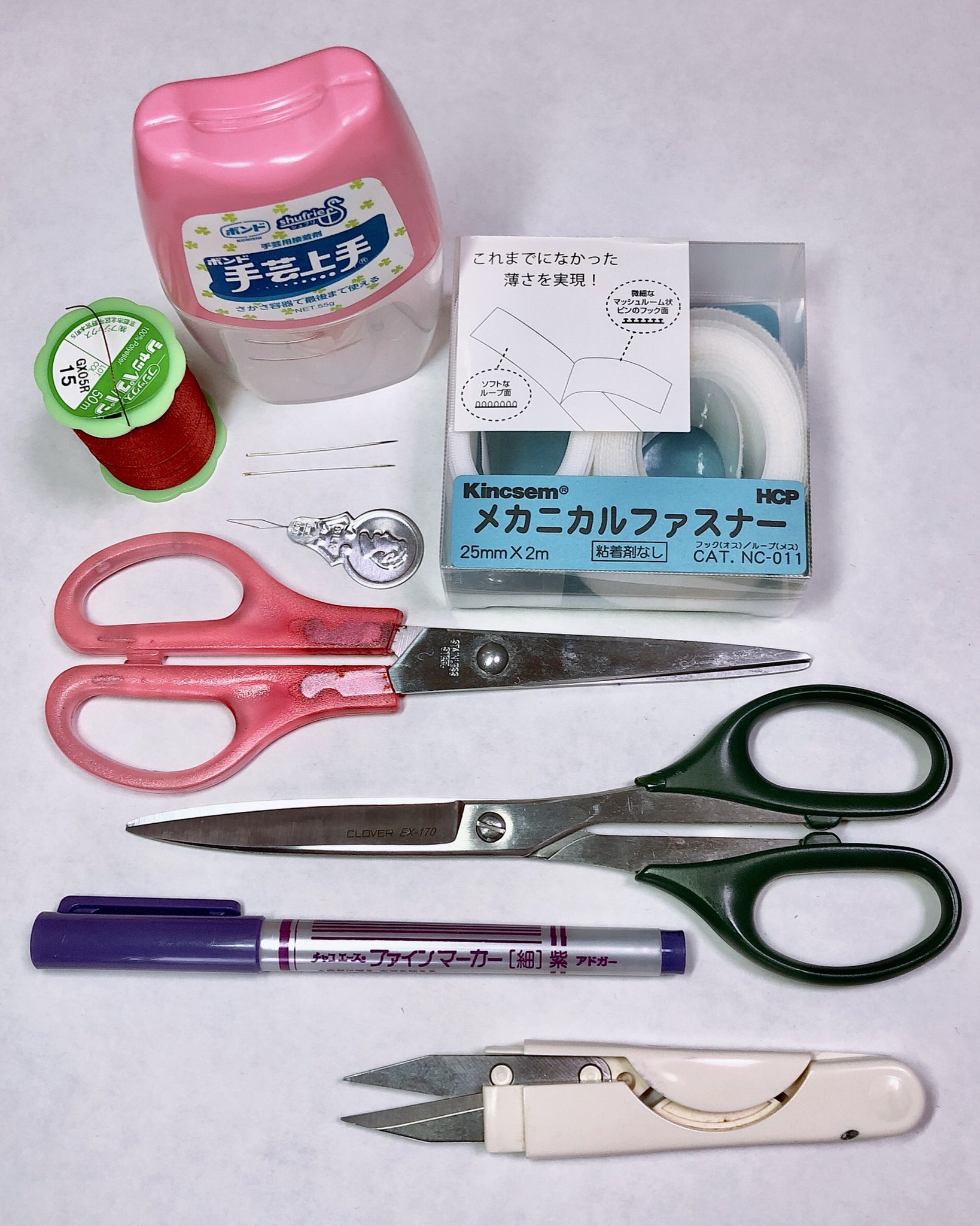 も 型紙の準備 まずトップスの型紙をはさみで切り取ります 線の内側を切ってください 型紙を写す 裁断 型紙をフェルトの上に置き チャコペンで書き写します この時 フェルトの伸びる方向を横にして写すとよいです 写したら 線の内側を