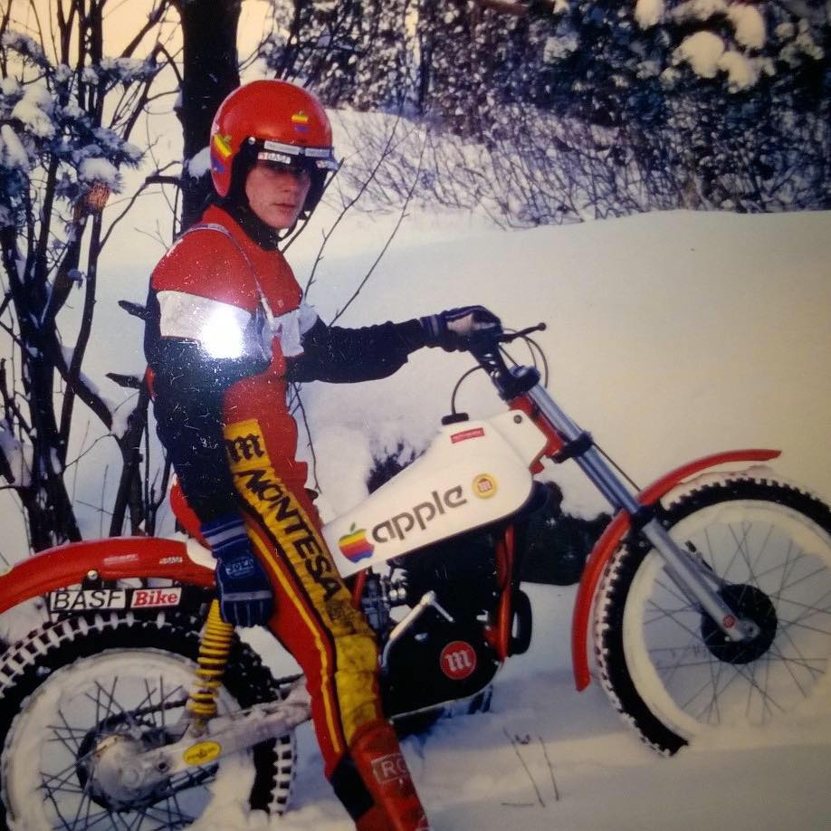 Merry Christmas and Happy New Year 2019!

Apple Montesa cota 242 year 1986