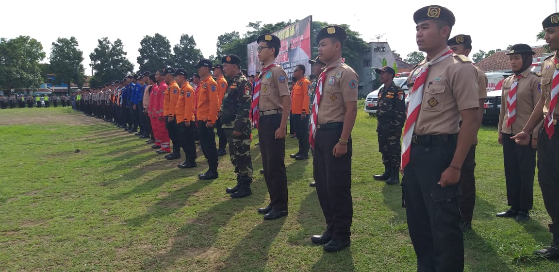 kwarcabtegal's tweet photo. #LatePost
Appel gelar pasukan Operasi Lilin Candi 2018 @polrestegalkab di lapangan Aspol Kalibliruk Slawi. Dengan sinergitas kita sukseskan #OLC2018 @PemkabTegal
@pendim_tegal @PMIKabTegal @kwarnas @Pramuka_Jateng @BPBDKABTEGAL @DivHumas_Polri @poldajateng_ https://t.co/4bE7Mw7p47