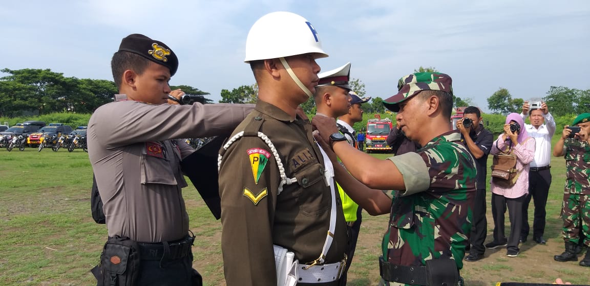 kwarcabtegal's tweet photo. #LatePost
Appel gelar pasukan Operasi Lilin Candi 2018 @polrestegalkab di lapangan Aspol Kalibliruk Slawi. Dengan sinergitas kita sukseskan #OLC2018 @PemkabTegal
@pendim_tegal @PMIKabTegal @kwarnas @Pramuka_Jateng @BPBDKABTEGAL @DivHumas_Polri @poldajateng_ https://t.co/4bE7Mw7p47