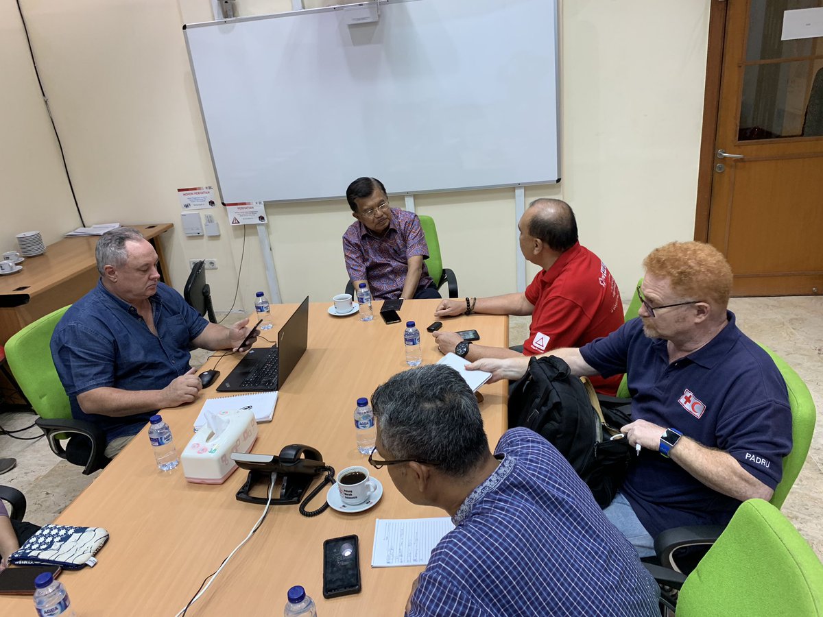 Pak JK memimpin rapat di markas <a href="/palangmerah/">Indonesian Red Cross</a> yg dihadiri  ICRC untuk bantuan tsunami Selat Sunda
