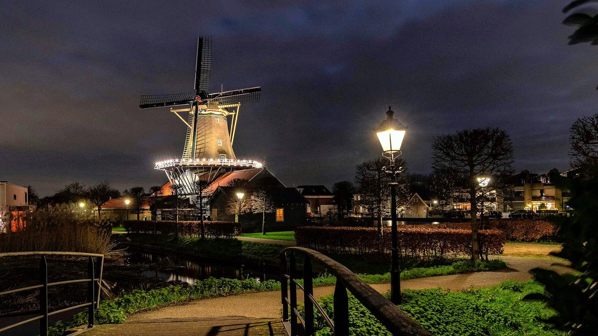 Dutchbird18's tweet photo. Gisterenavond, volle maan, maar veel bewolking. Toch maar een "Photoshoot" gemaakt van de houtzaagmolen de Salamander. https://t.co/xO9tncEGam