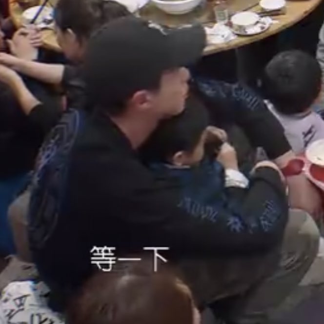 The way he embraced the child is sooo fatherly 