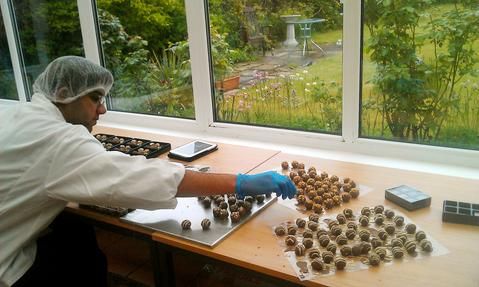 HarrySpecters's tweet photo. With every lovingly handcrafted luxury chocolate we hope to improve the lives of autistic people and we certainly want to do more in the future. Read more about #HarrySpecters #SocialMission here: https://t.co/R11dkBJ6R0 https://t.co/Vl0Fx1gny5