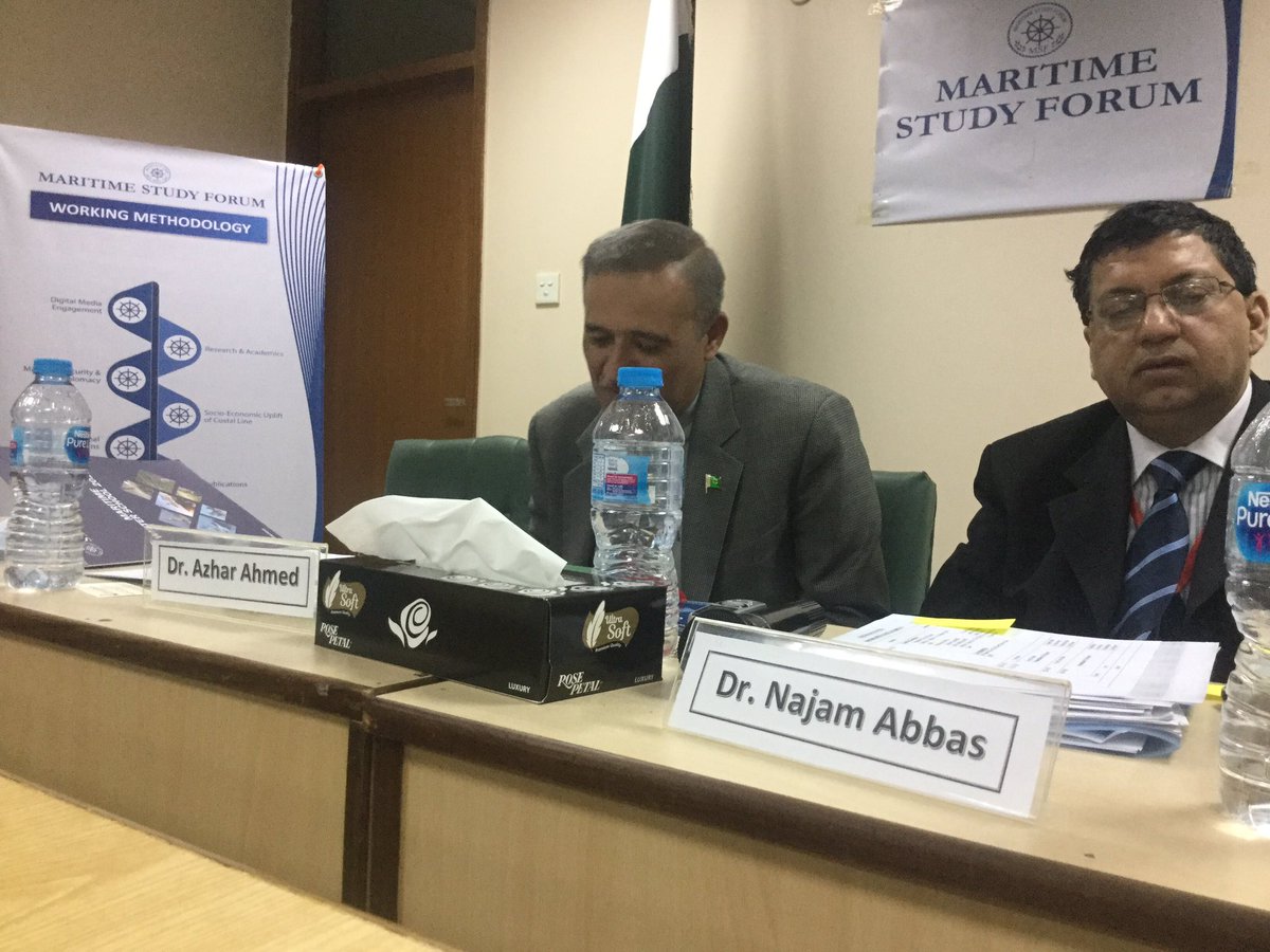 study_maritime's tweet photo. Dr Azhar Ahmed giving his feedback on Dr Masood Khattak’s presentation
#maritimestudyforum 
#MaritimeWinterSchool2018 
#MWS2018 https://t.co/Y1et3OKfcS