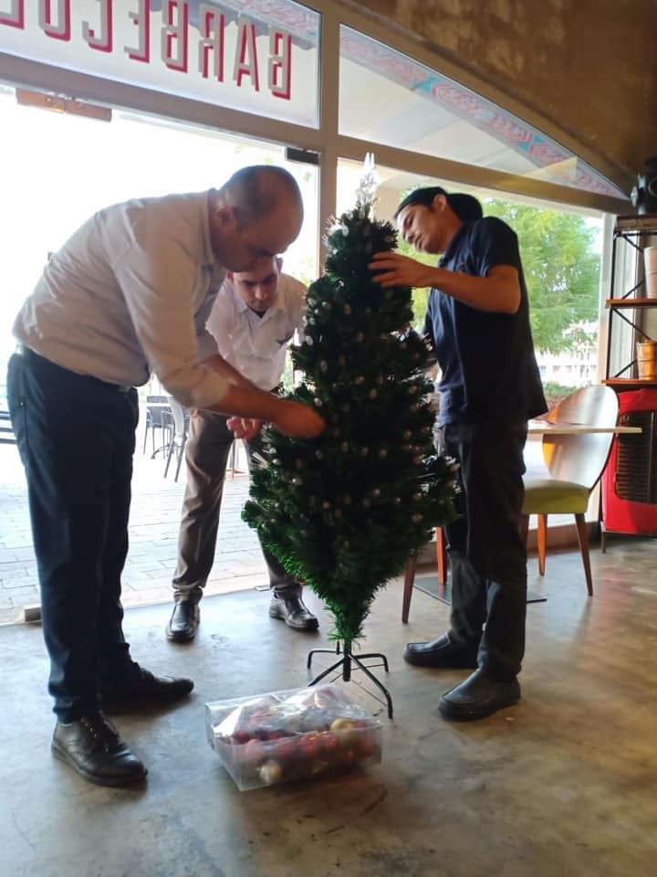 BBQDelights's tweet photo. 🎄🎁 It’s beginning to look a lot like Christmas at our restaurants in Dubai! Come and join us at Motor City for a warm welcome and delicious festive dishes! 😍 @WhatsOnDubai #bbqdelights #bbqdubai #dubaimotorcity https://t.co/MDMHcxn6T1