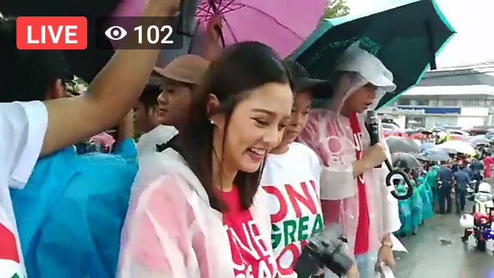 absoLettely's tweet photo. Waaahhh!!! Ganda oh! Amidst the rain many came out today at the mmff float parade to see the stars.I could hear people happily chanting "Kim Chiu!KimChiu!" and "One Great Love"! 
#OneGreatLoveMMFFParade 
@prinsesachinita https://t.co/pxflUAzdr8