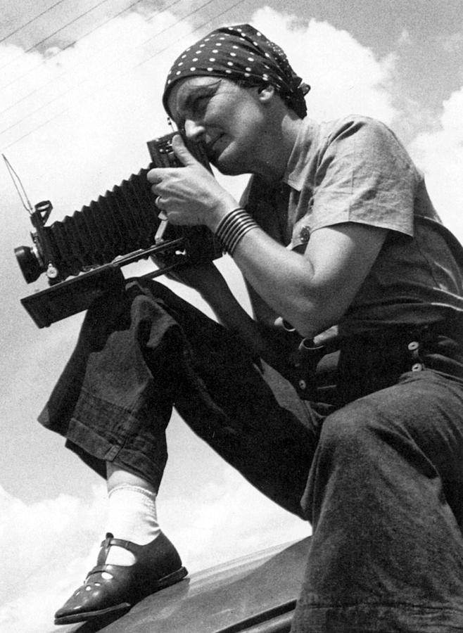 womensart1's tweet photo. ''The camera is an instrument that teaches people how to see without a camera''   Dorothea Lange (1895-1965) #womensart https://t.co/feolpDCP4G