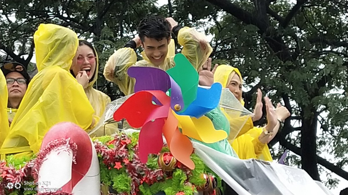 carrie_delavin's tweet photo. All cast of fantastica they are all excited &amp; happy &amp; enjoying the moment with all smile while they take a ride at the float thank you to all the supporters who attend the mmff parade .&amp; God Bless !😘💚💋💖💞💜💙💕💗💓❤💋💖 https://t.co/WSMmjT68KT