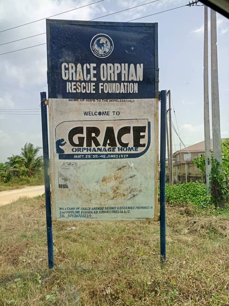Stunner_Guy's tweet photo. Wawu! So after all the giveaway spree across Nigeria by @MTNNG Via the #MTNSeasonOfSurprises, the #YelloTrain team decided to take few quick stops at orphanages in different cities.
Pree activities from Grace Orphanage Rescue Foundation, Rivers State.
#YelloOrphanageDelight https://t.co/f1XsMdElR8